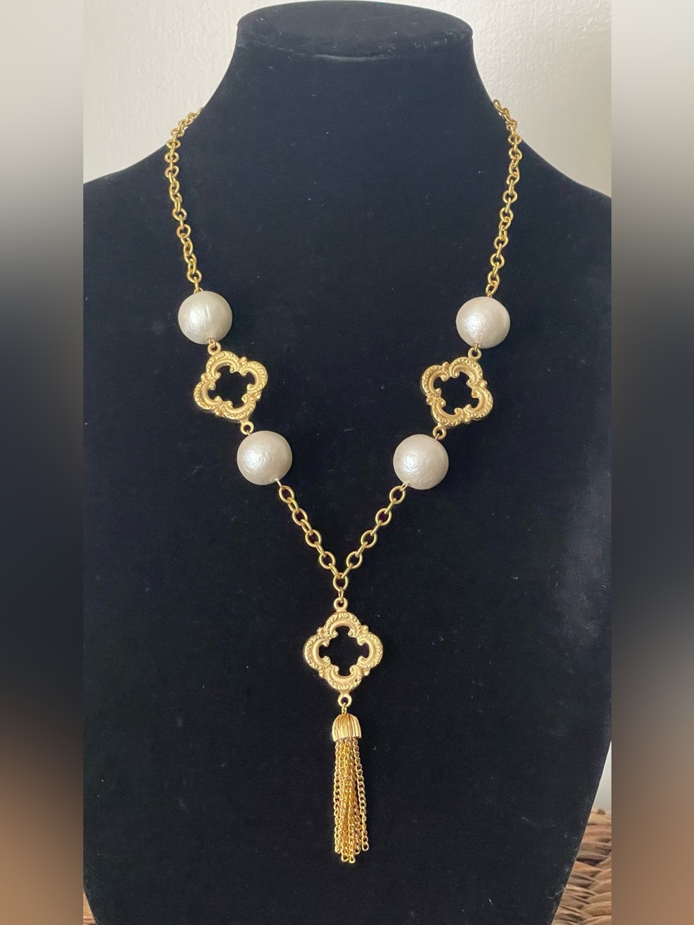 Open clover cotton pearl  tassel pendant necklace